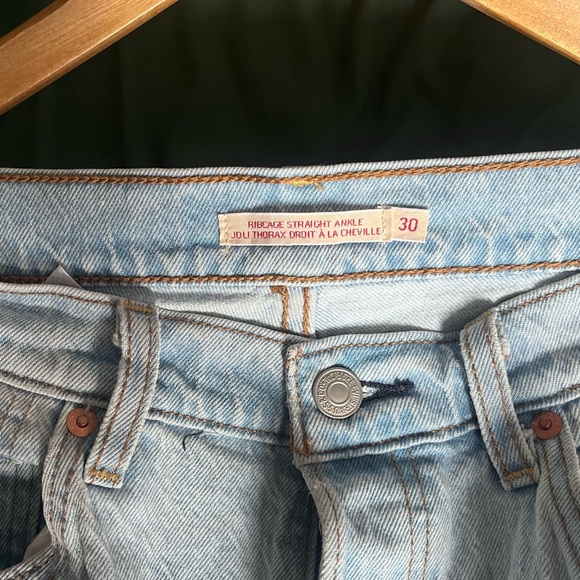 Levi’s Ribcage Straight - Picture 2 of 2